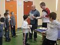 Tournoi 1er Groupe, Henri qui procede au classement et Bruno qui distribue les chocolats